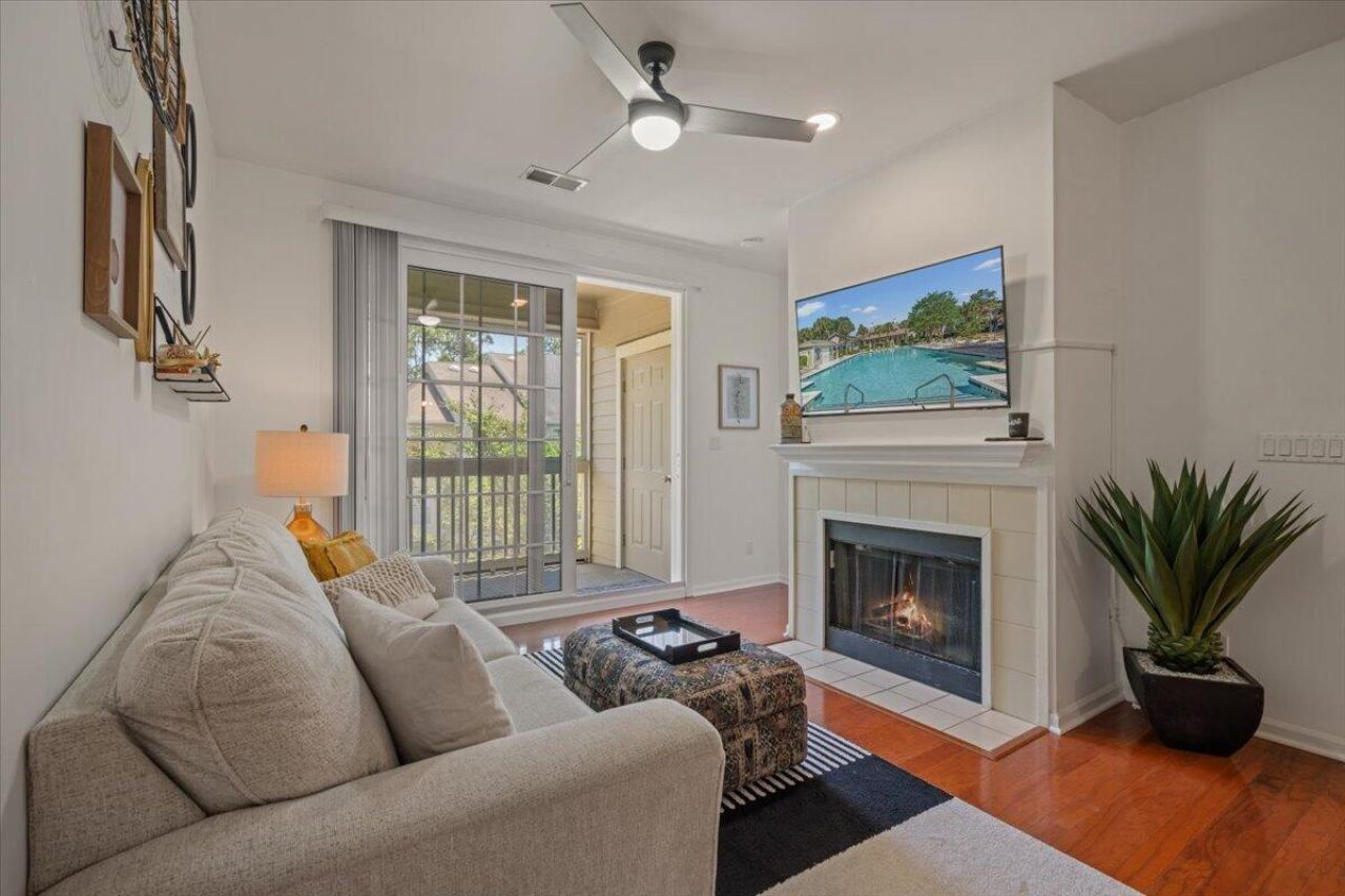 1600 Long Grove Drive Photo 17