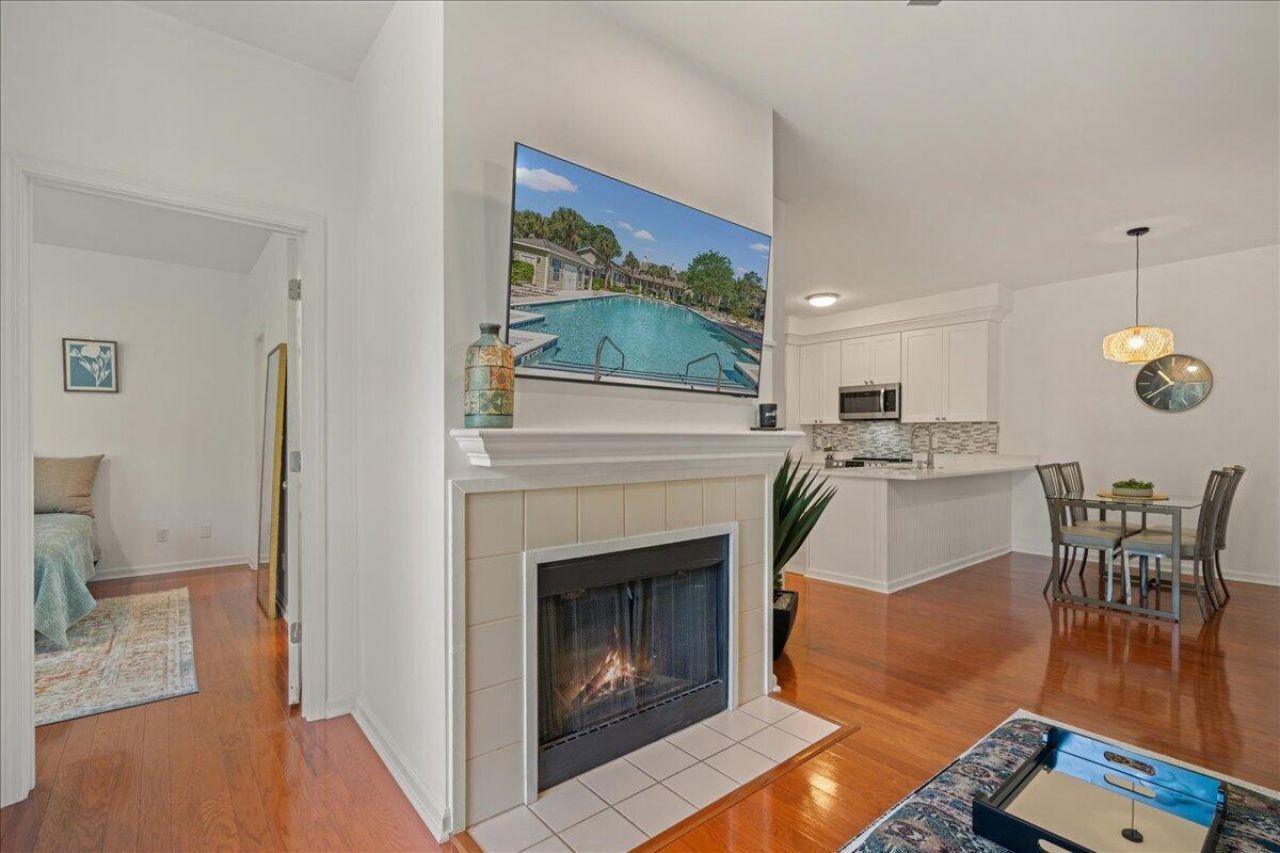 1600 Long Grove Drive Photo 18