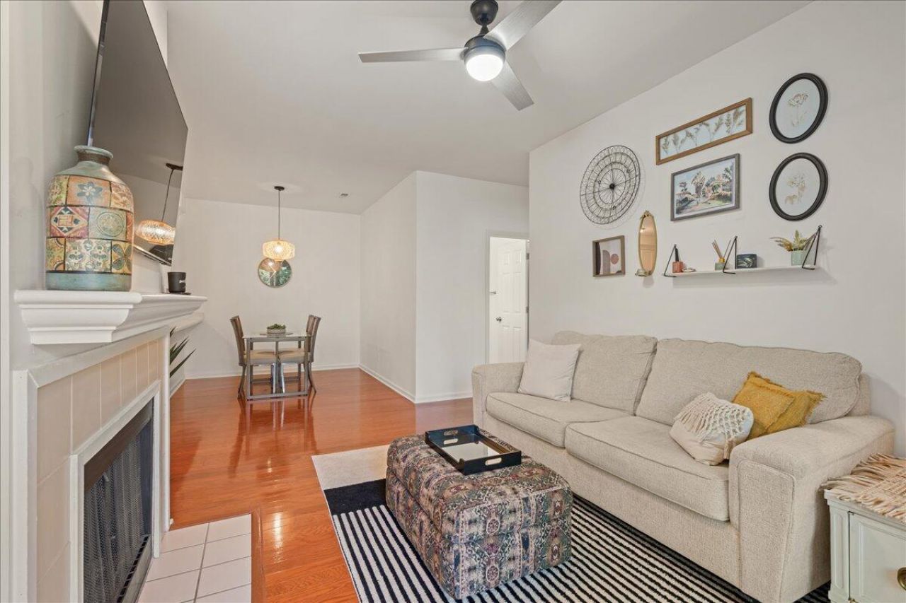 1600 Long Grove Drive Photo 19