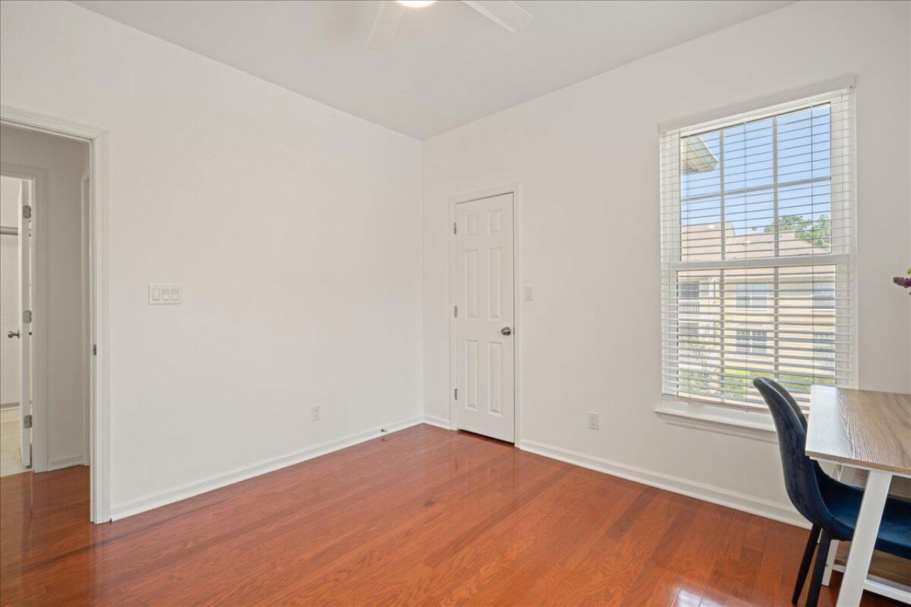 1600 Long Grove Drive Photo 32