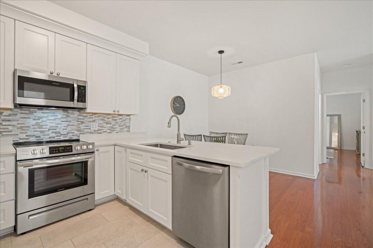 1600 Long Grove Drive Photo 5