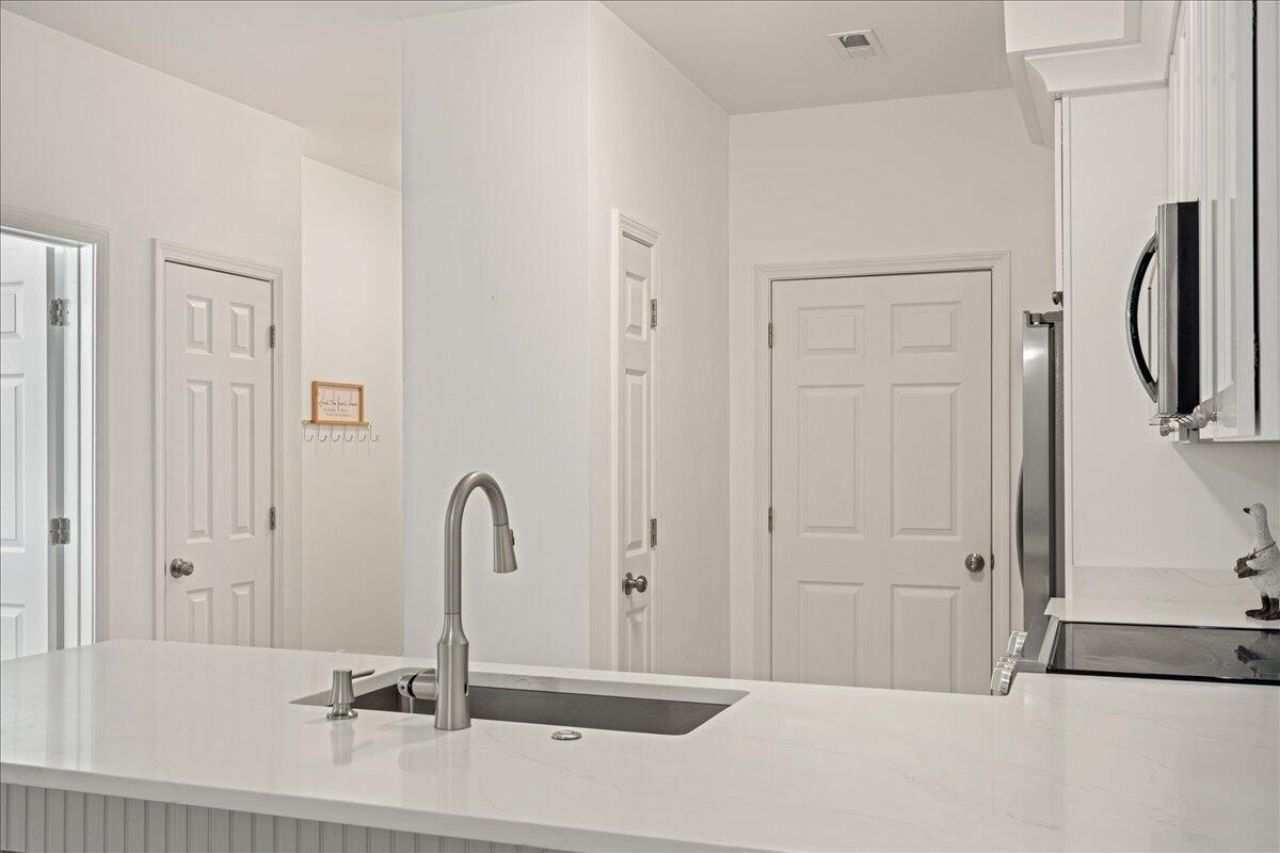 1600 Long Grove Drive Photo 8
