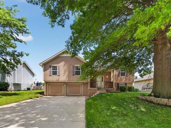 1029 SE Granada Drive, Lee's Summit, MO 64081