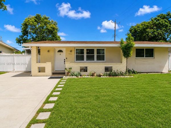 7611 NW 15th Ct, Pembroke Pines, FL 33024