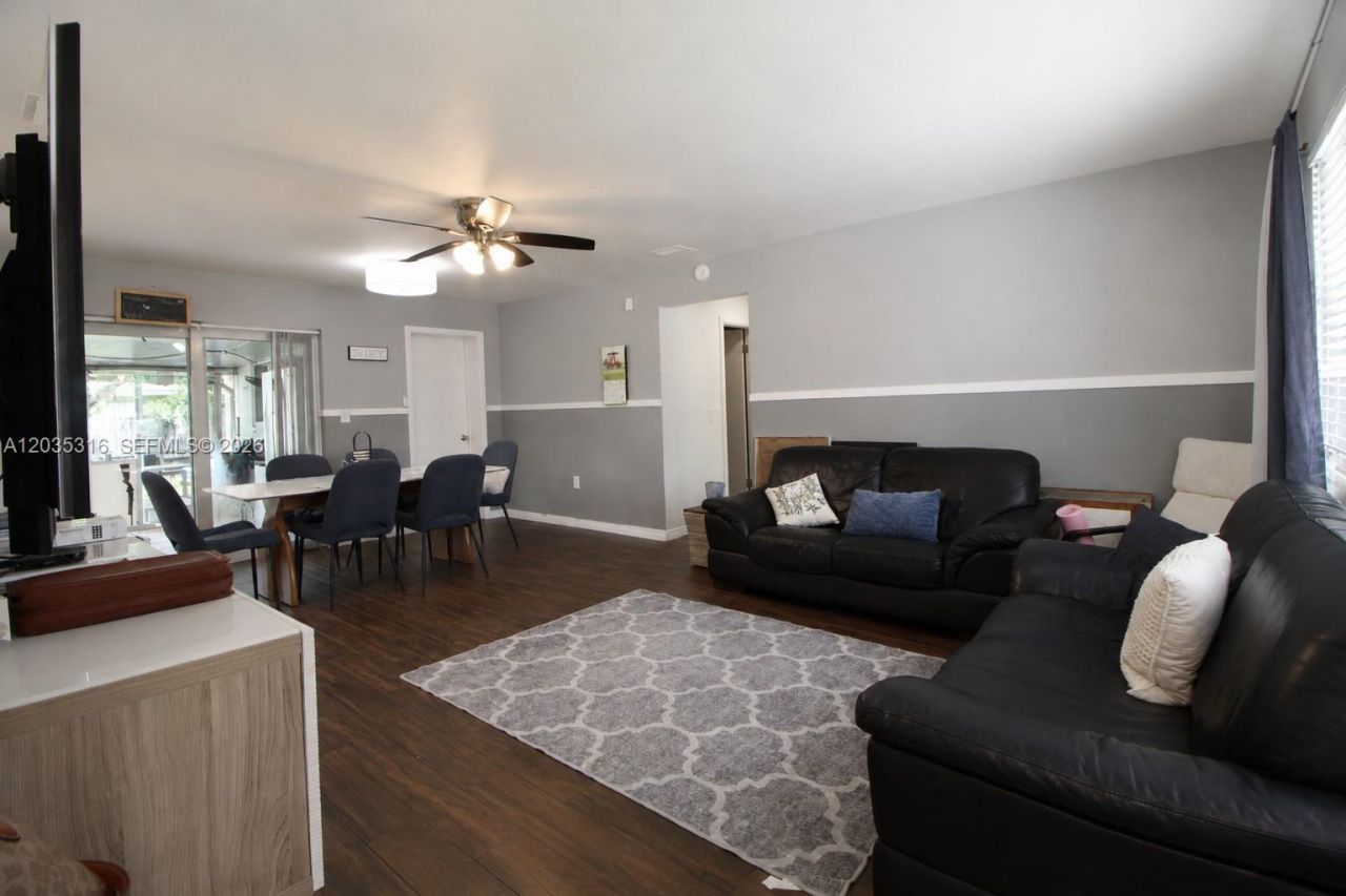 7611 NW 15th Ct, Pembroke Pines, FL 33024 Photo