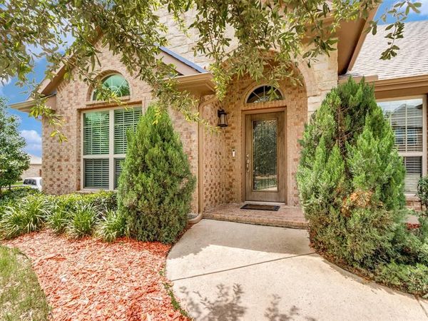 27 Oakridge Lane, Edgecliff Village, TX 76134
