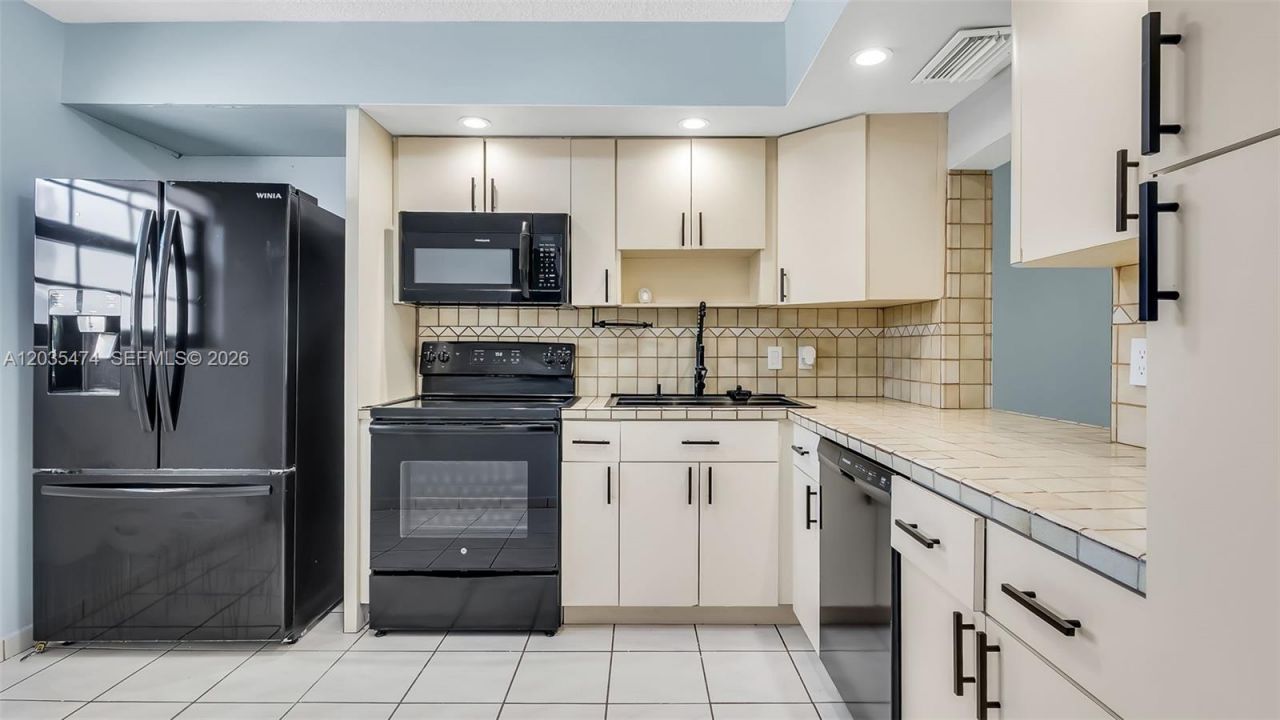 1647 W 72nd St, Hialeah, FL 33014 Photo