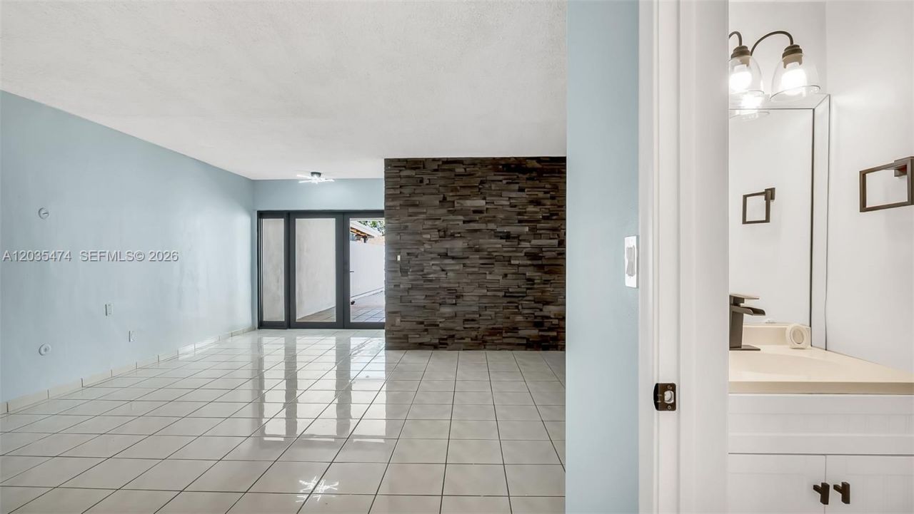 1647 W 72nd St, Hialeah, FL 33014 Photo