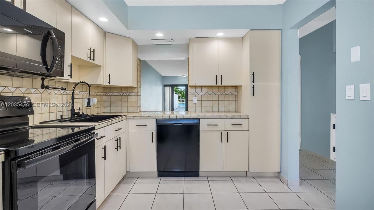 1647 W 72nd St, Hialeah, FL 33014 Photo