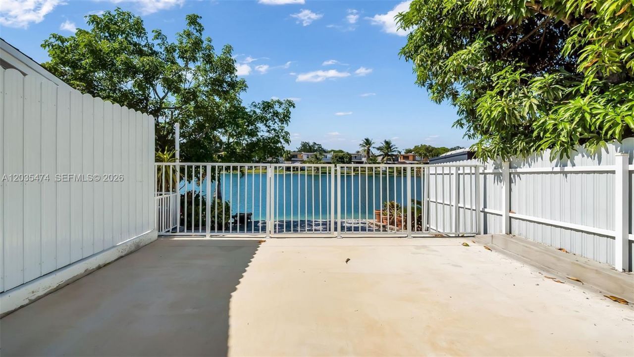 1647 W 72nd St, Hialeah, FL 33014 Photo