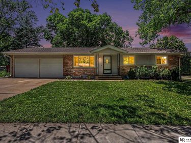 901 Driftwood Drive, Lincoln, NE 68510