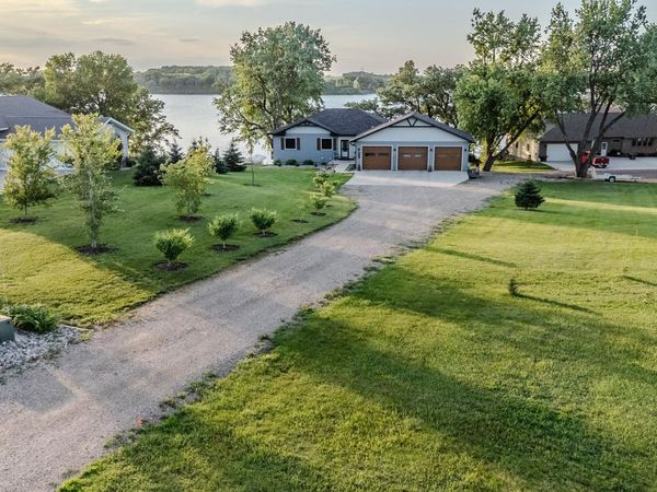 102 West Bay Road , Lake Park, IA 51347