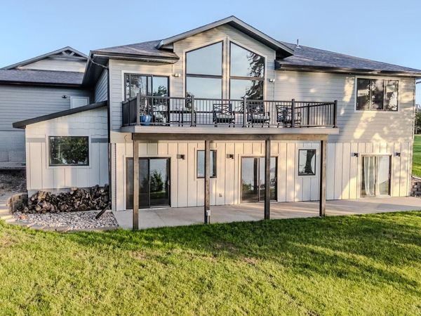 102 West Bay Road , Lake Park, IA 51347