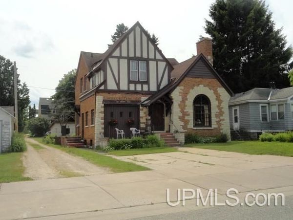 130 E Onota Street, Munising, MI 49862