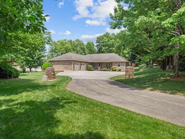 1475 Edgebrook RD , Salem, VA 24153