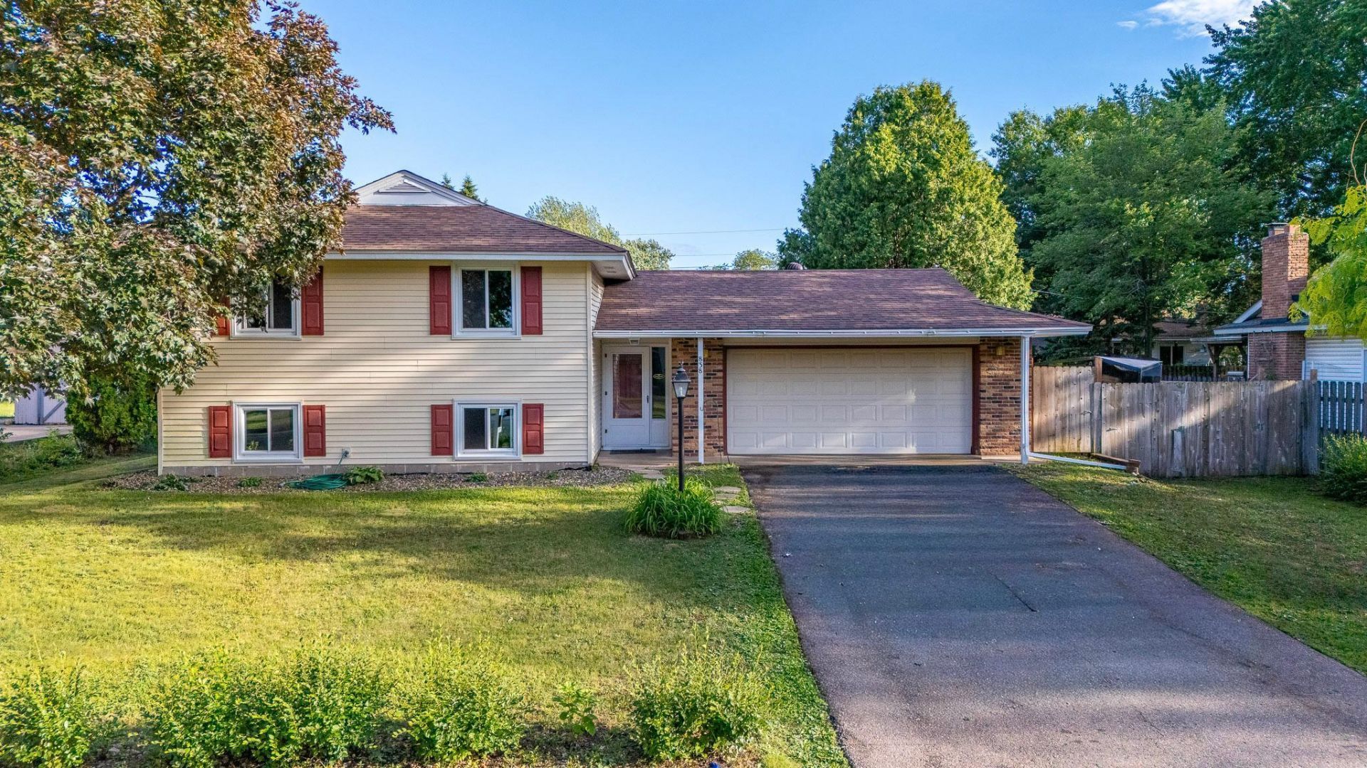 838 Jonathan Drive , Apple Valley, MN 55124