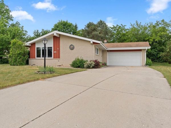 13955 W Forest Knoll COURT, New Berlin, WI 53151