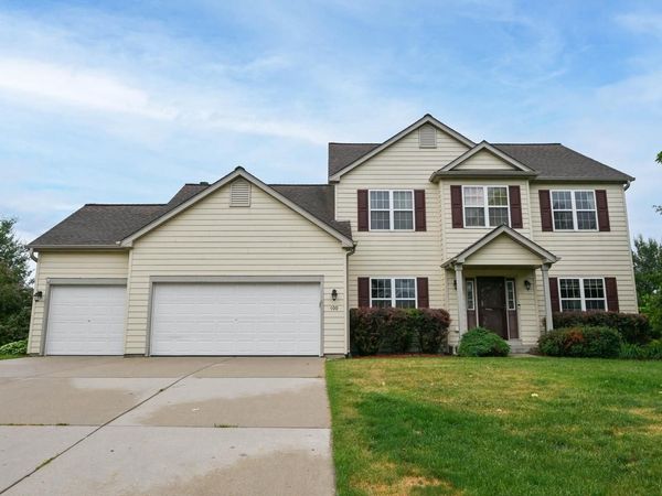 400 Cedar Bluffs COURT, Slinger, WI 53086