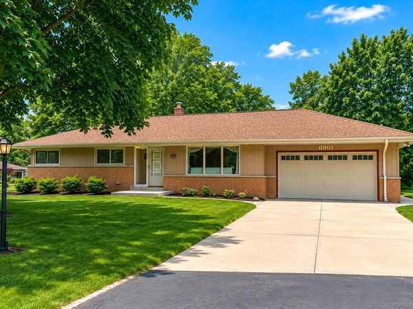 6901 N Crestwood DRIVE, Glendale, WI 53209