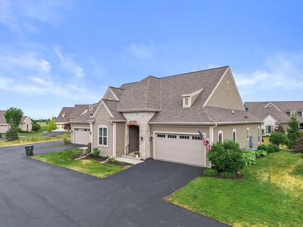 1522 Champion COURT, Oconomowoc, WI 53066