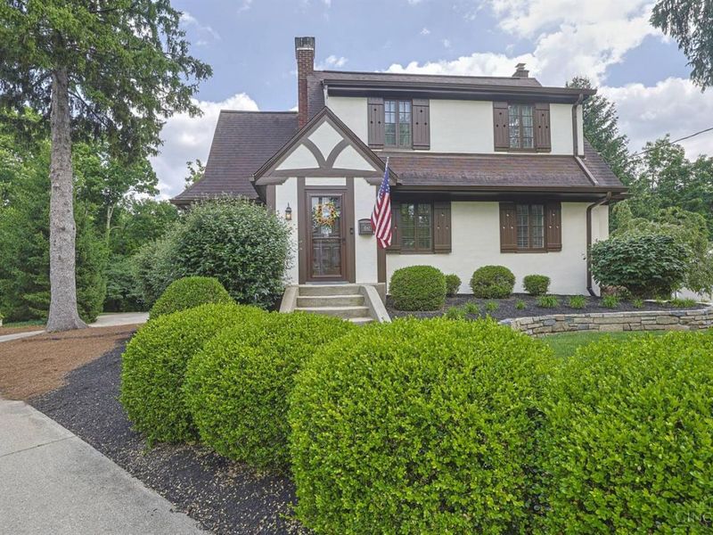 1242 Garden Circle, Wyoming, OH 45215 Photo 2