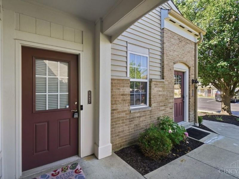 7462 Bridge Point Drive, Green Township, OH 45248 Photo 4