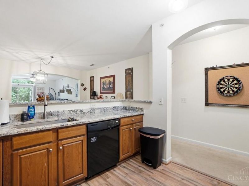 7462 Bridge Point Drive, Green Township, OH 45248 Photo 9