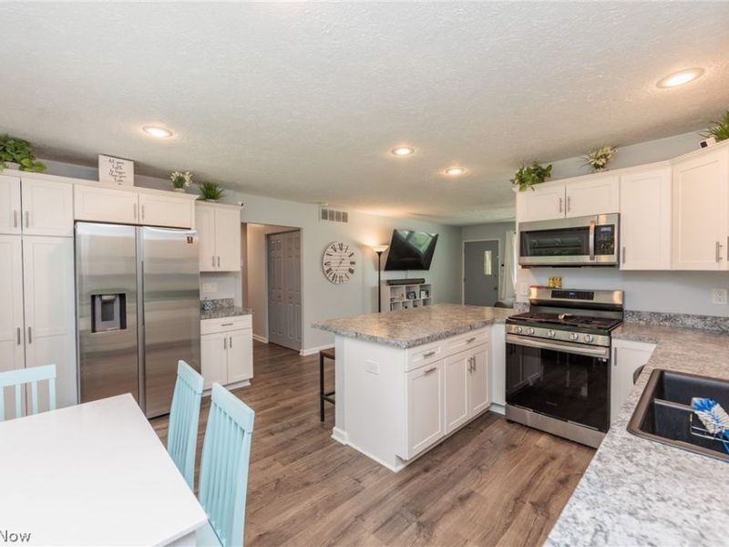 11901 Appleton Drive, Parma Heights, OH 44130 Photo 6