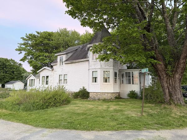 25 Pleasant Street , Vinalhaven, ME 04863