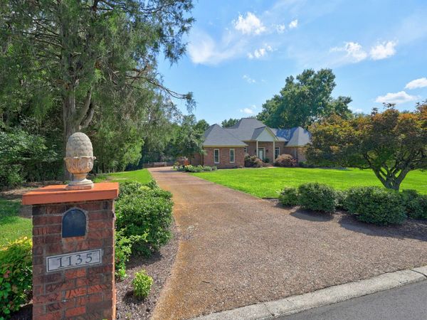 1135 Stirlingshire Dr, Hendersonville, TN 37075
