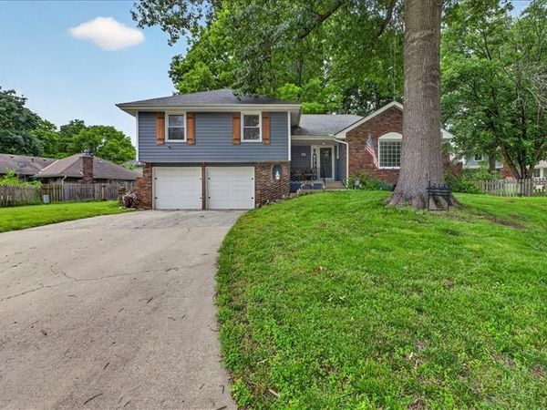 213 NE Country Lane Court, Lee's Summit, MO 64086