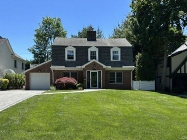 100 Rockywood Road , Manhasset, NY 11030