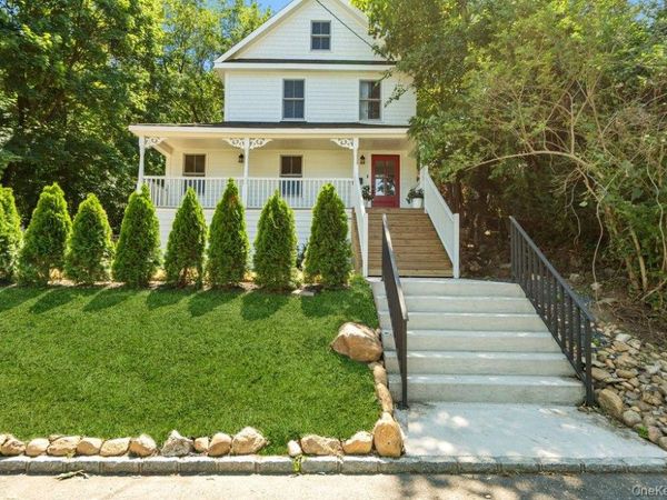 17 Tatterson Street, Roslyn, NY 11576