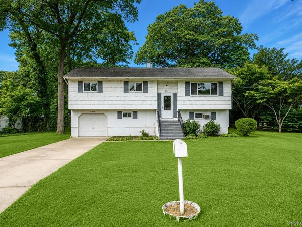32 Vautrin Avenue, Holtsville, NY 11742