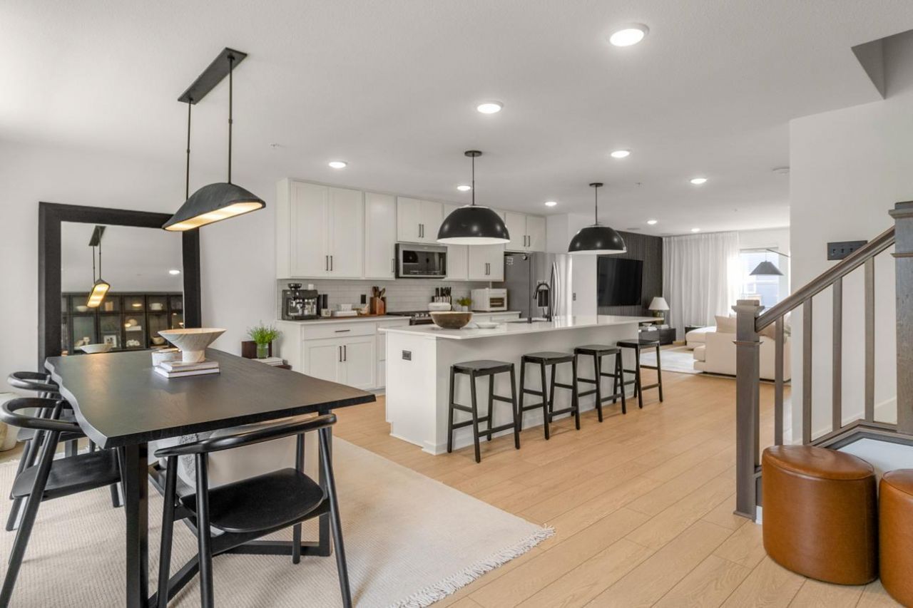 15577 Everglade Avenue , Apple Valley, MN 55124