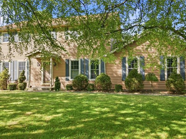 1720 Susan Ct , Hermitage, PA 16148