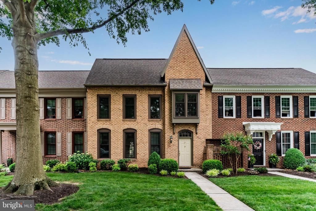 27 Devonshire Square, Mechanicsburg, PA 17050 Main Photo