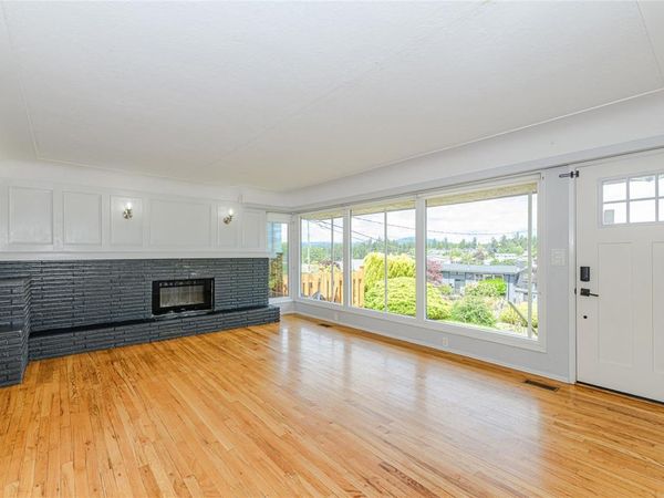 585 Baker St , Saanich, BC V8Z 2H6