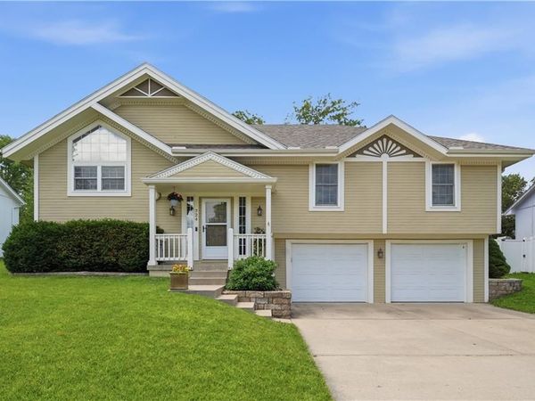 724 NE Colleen Drive, Lee's Summit, MO 64086