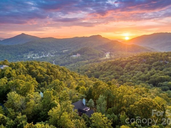 569 Shelter Rock Circle, Sugar Mountain, NC 28604