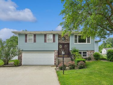 7 Hillcrest Court , Eldridge, IA 52748