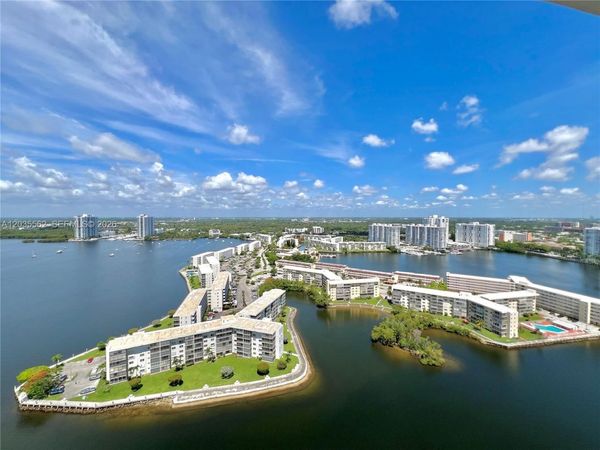 1000 W Island Blvd , Unit 3010, Aventura, FL 33160
