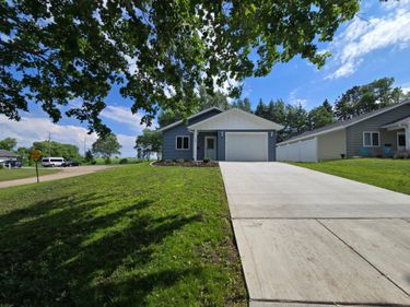 528 E St Charles Avenue, Fergus Falls, MN 56537