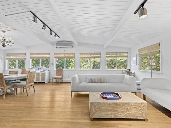 33 Nemasket Rd West, Falmouth, MA 02540