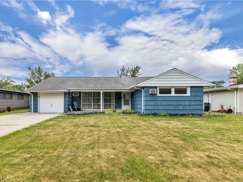6674 Newbury Lane, Cleveland, OH 44130 Photo 1