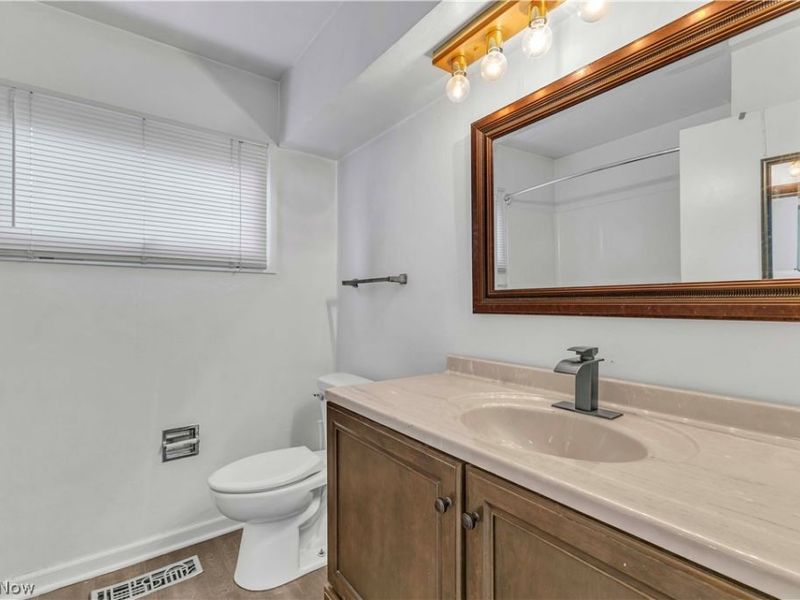 6674 Newbury Lane, Cleveland, OH 44130 Photo 13