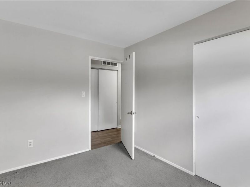 6674 Newbury Lane, Cleveland, OH 44130 Photo 18