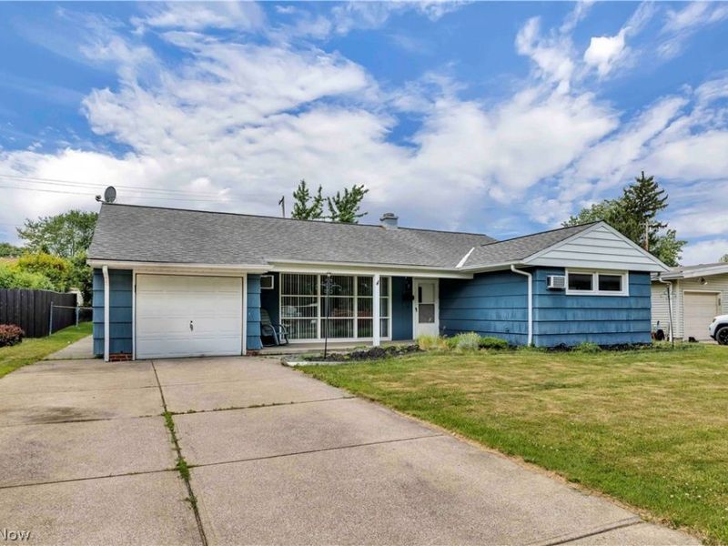6674 Newbury Lane, Cleveland, OH 44130 Photo 2