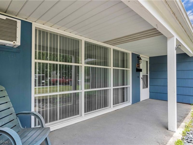 6674 Newbury Lane, Cleveland, OH 44130 Photo 3