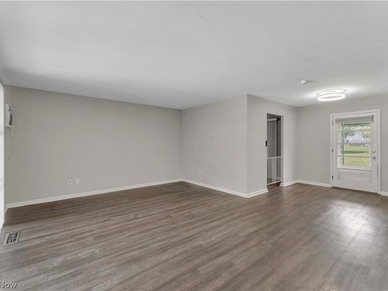 6674 Newbury Lane, Cleveland, OH 44130 Photo 4